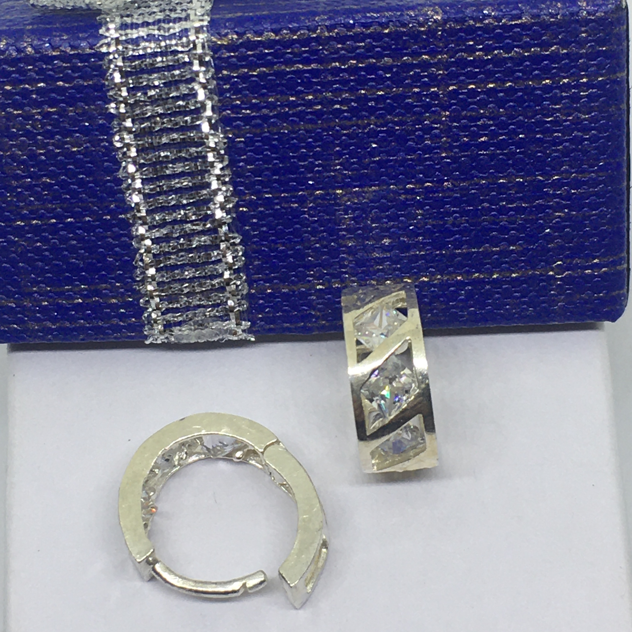 Bông tai cong gắn đá