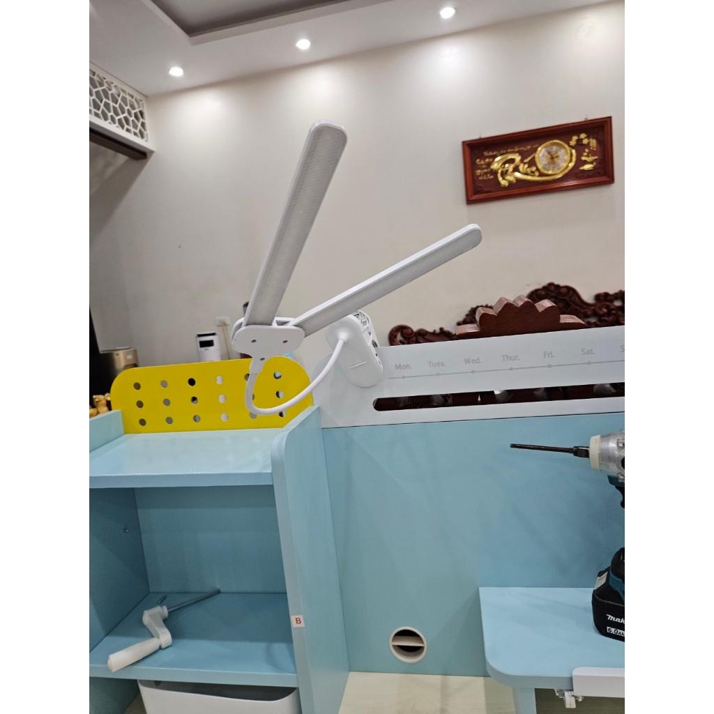 Đèn để bàn chống cận hỗ trợ việc học tập, làm việc.