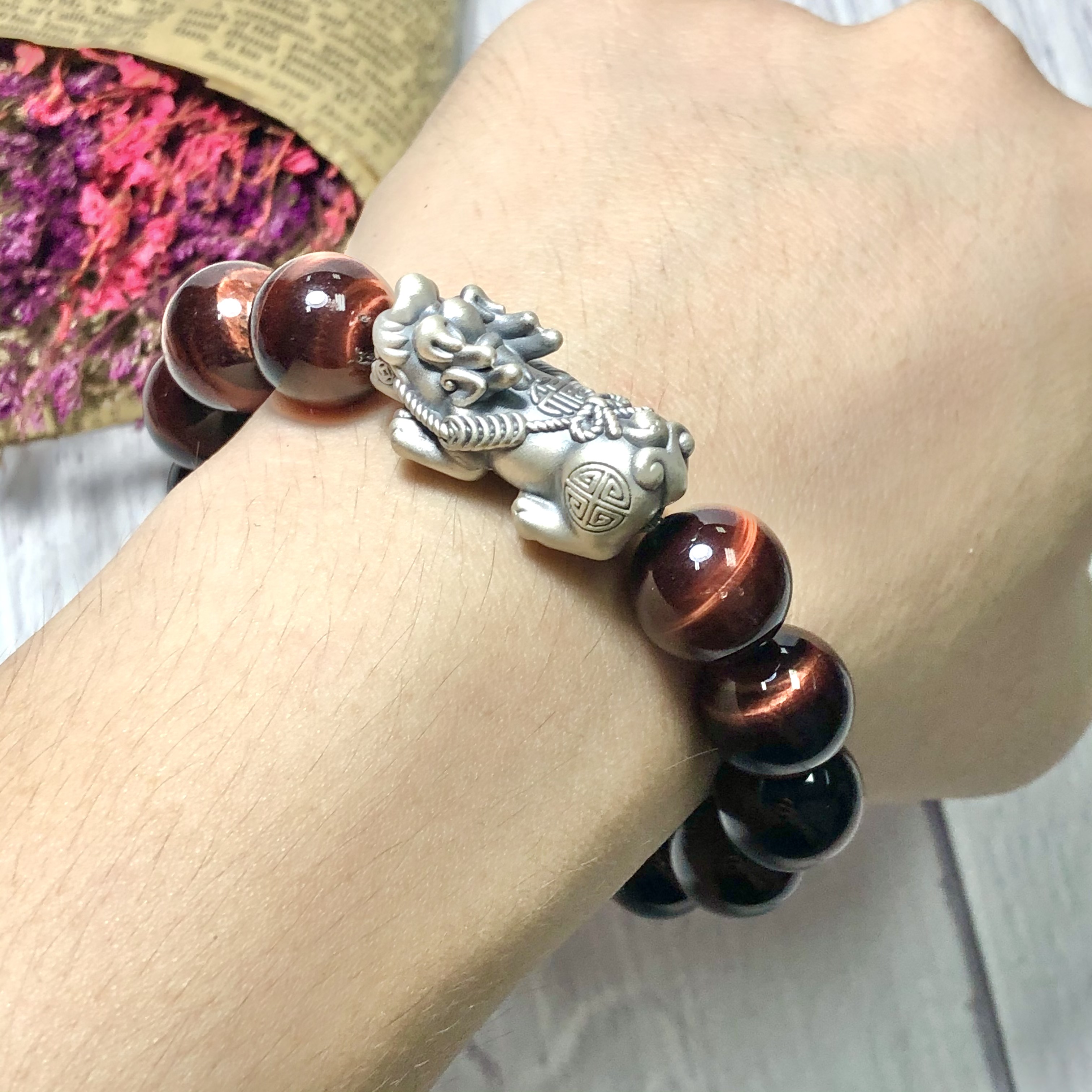 Vòng tay Thạch Anh Mắt Hổ nâu đỏ 14mm mix tỳ hưu bạc