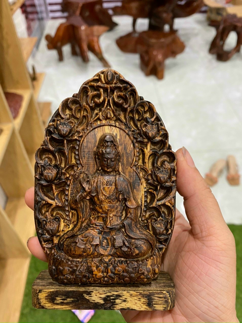 Tượng phật Bà Quan Thế Âm Bồ Tát phong thủy gỗ trầm hương sánh chìm tự nhiên cầu bình an, may mắn, sức khoẻ và tài lộc để bàn làm việc, taplo xe ô tô