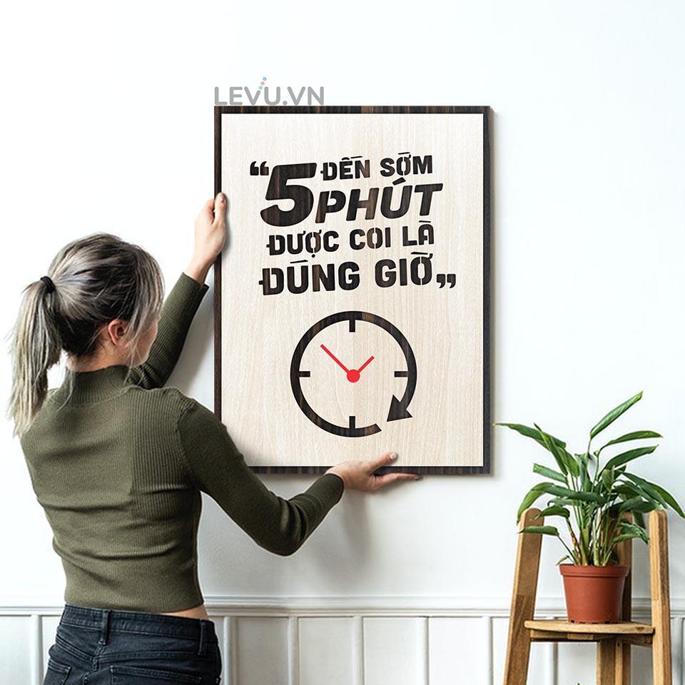 Tranh tạo động lực Gỗ LEVU LV057 slogan "Đến sớm 5 phút được coi là đúng giờ"