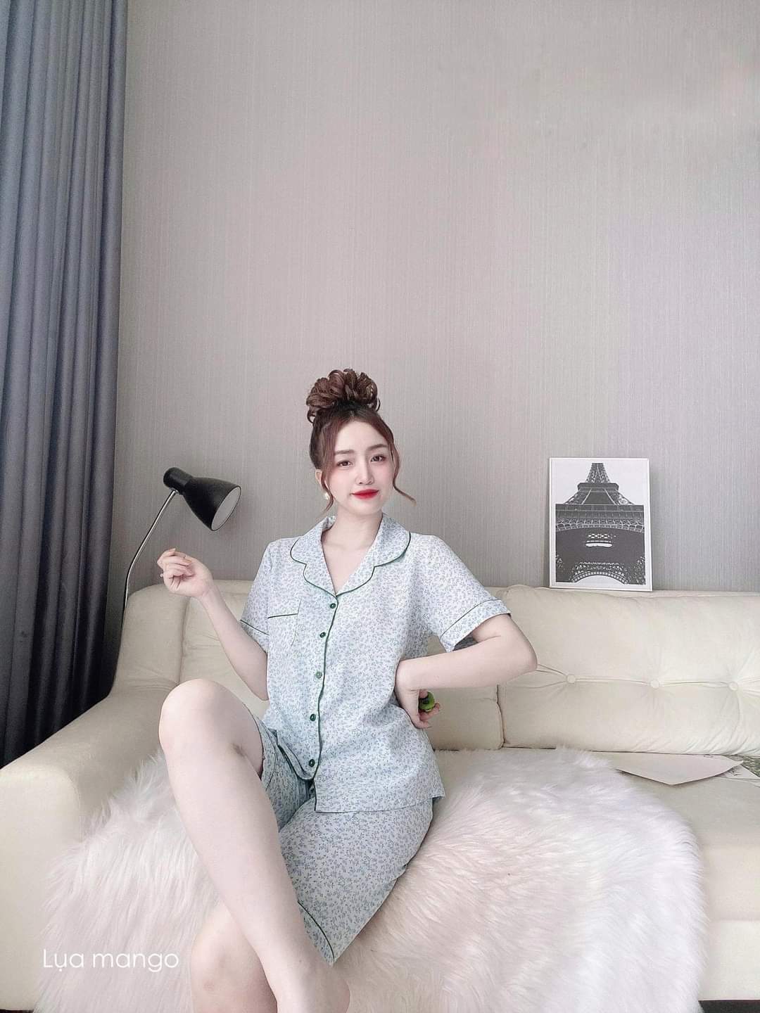 Bộ pijamas lửng Chất liệu lụa Mango, lạnh mềm mát, mịn, không nhăn.