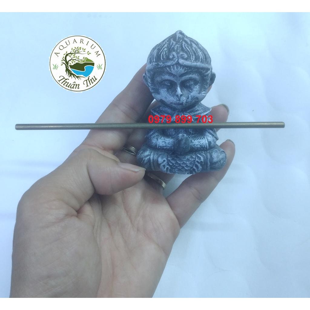 Tượng Tôn ngộ không và gậy trang trí tiểu cảnh, bể bán cạn hồ thủy sinh