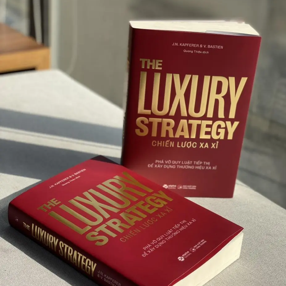 Sách - The Luxury Strategy: Chiến Lược Xa Xỉ - Phá Vỡ Quy Luật Tiếp Thị Để Xây Dựng Thương Hiệu Xa Xỉ 349K