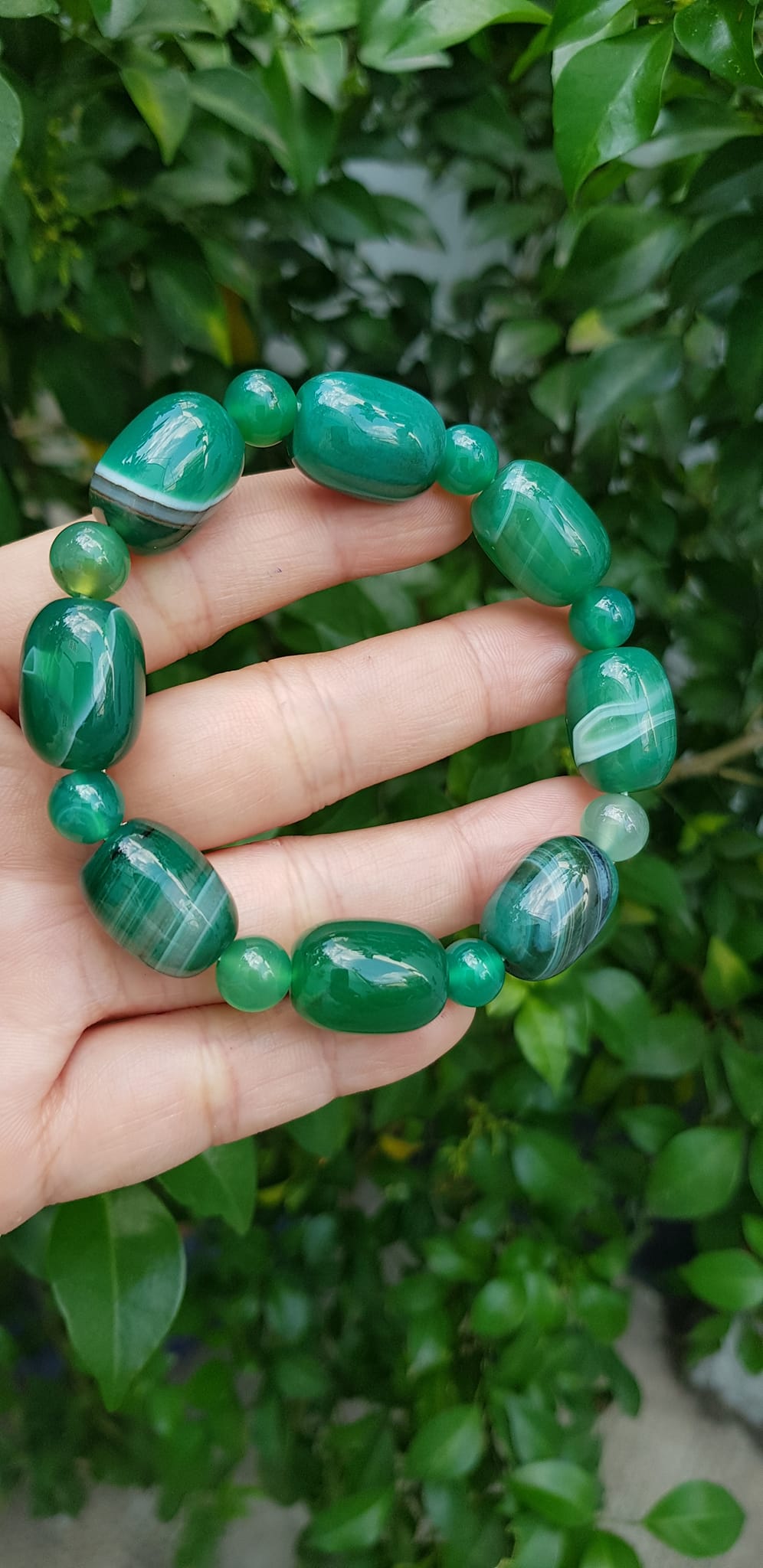 Vòng tay nữ đá mã não xanh cánh sen đậm phối kiểu hạt thống hạt tròn Size hạt 13mm Màu xanh cánh sen đậm vân tự nhiên rẻ xinh đẹp ạ
