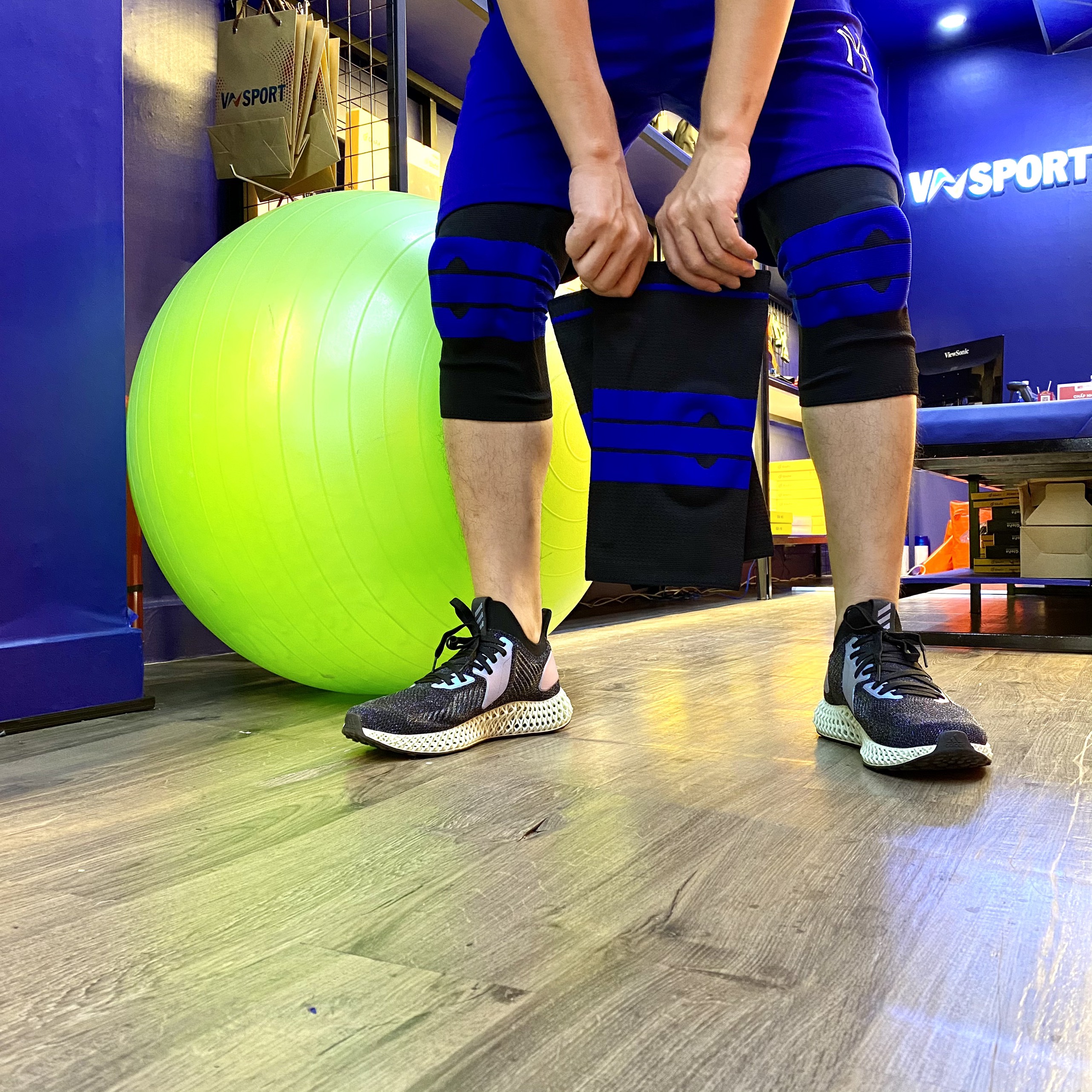 Băng Bảo Vệ Khớp Gối Thể Thao 360º VN017 | ATHLETE'S KNEE PROTECTOR . Phù hợp đá banh, chạy bộ, bóng chuyền, bóng rổ, cầu lông, leo núi, đạp xe, tập luyện thể hình, chấn thương đau nhức gối