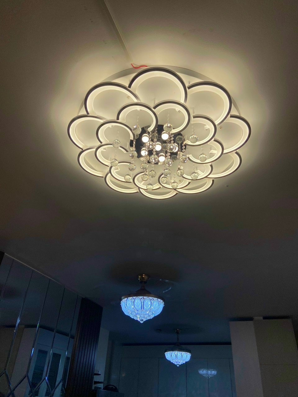 Đèn ốp trần, đèn led mâm ốp trần cánh hoa mai pha lê 3 chế độ ánh sáng, có điều khiển từ xa