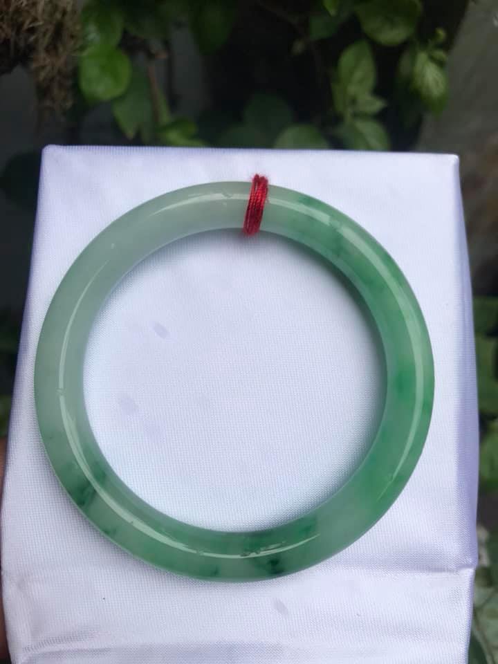 VÒNG ĐÁ CẨM THẠCH TỰ NHIÊN MÀU TRẮNG XANH LÁ NHẸ BÓNG LÝ SƠN THỦY 50MM ĐẸP NỮ 50KG ĐẾ 60KG ĐEO ĐẸP TAY