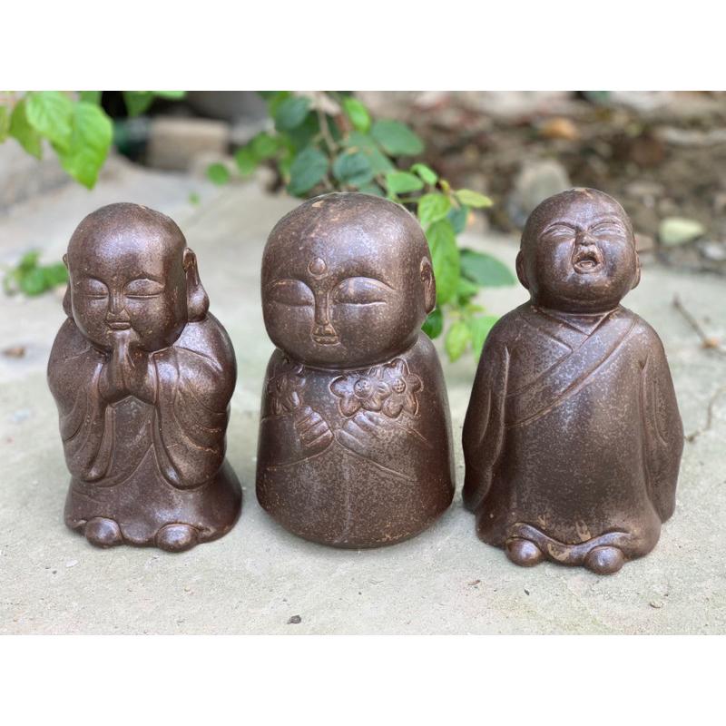 Set 3 tượng chú tiểu gốm mộc, dùng trưng bày tủ- kệ, bàn làm việc….