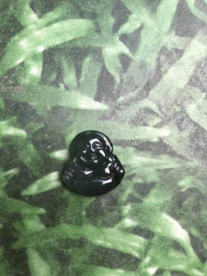 MẶT DÂY CHUYỀN HÌNH PHẬT DI LẶC CHO BÉ ĐÁ CẨM THẠCH TỰ NHIÊN XANH ĐẬM 20mm đk 18mm sâu 5mm