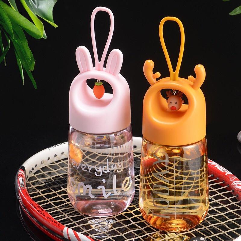 Bình Nhựa Đựng Nước Đi Học 480ml Hình Thú Có Chuông Cho Bé Siêu Cute Có Quai Cầm Tiện Lợi