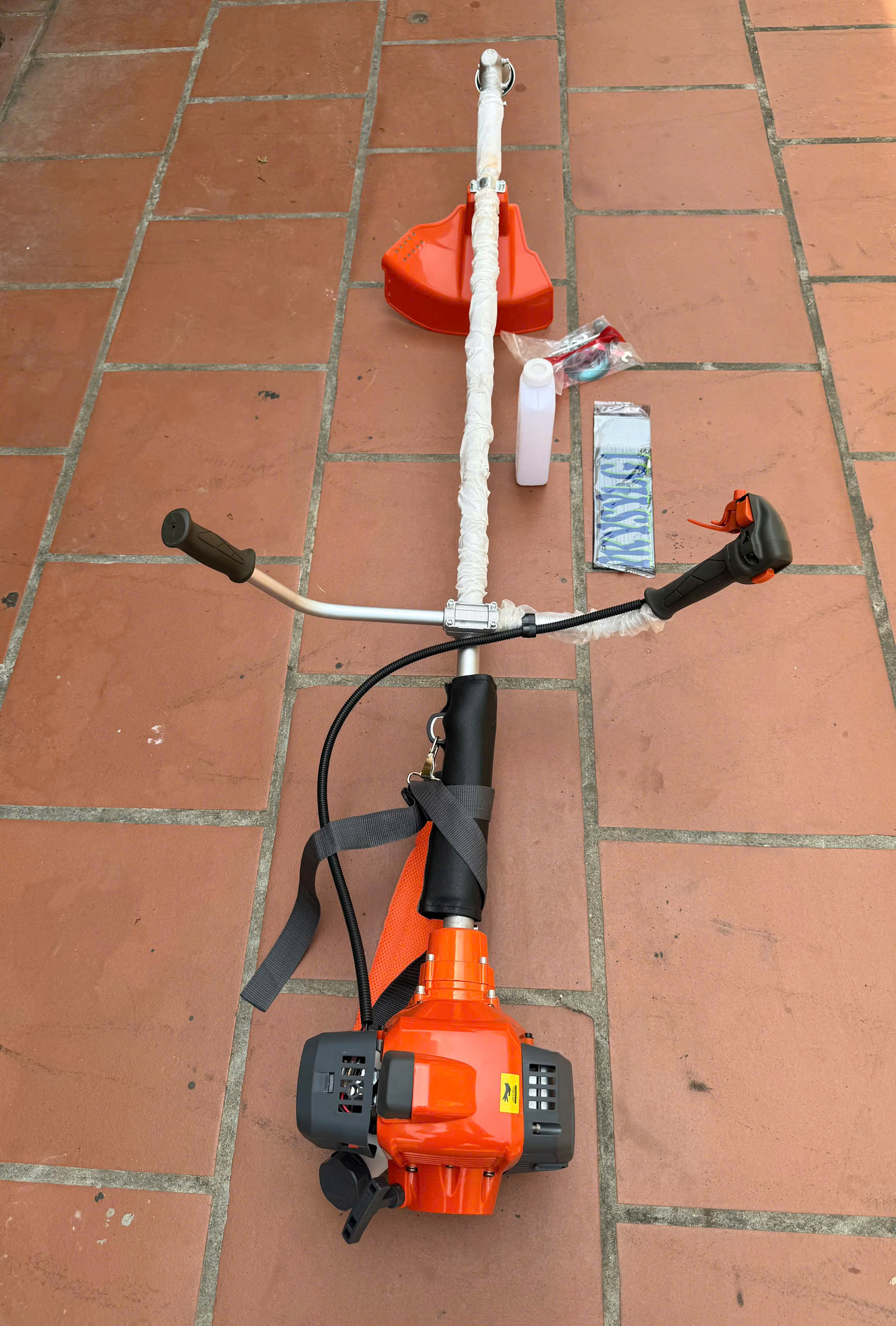Máy cắt cỏ Huqama 555 Modell mới 2026 động cơ 2 thì 1.65Kw nòng 41.5cm³ trọng lượng 8kg.tặng bát cước.bảo hành 12 tháng