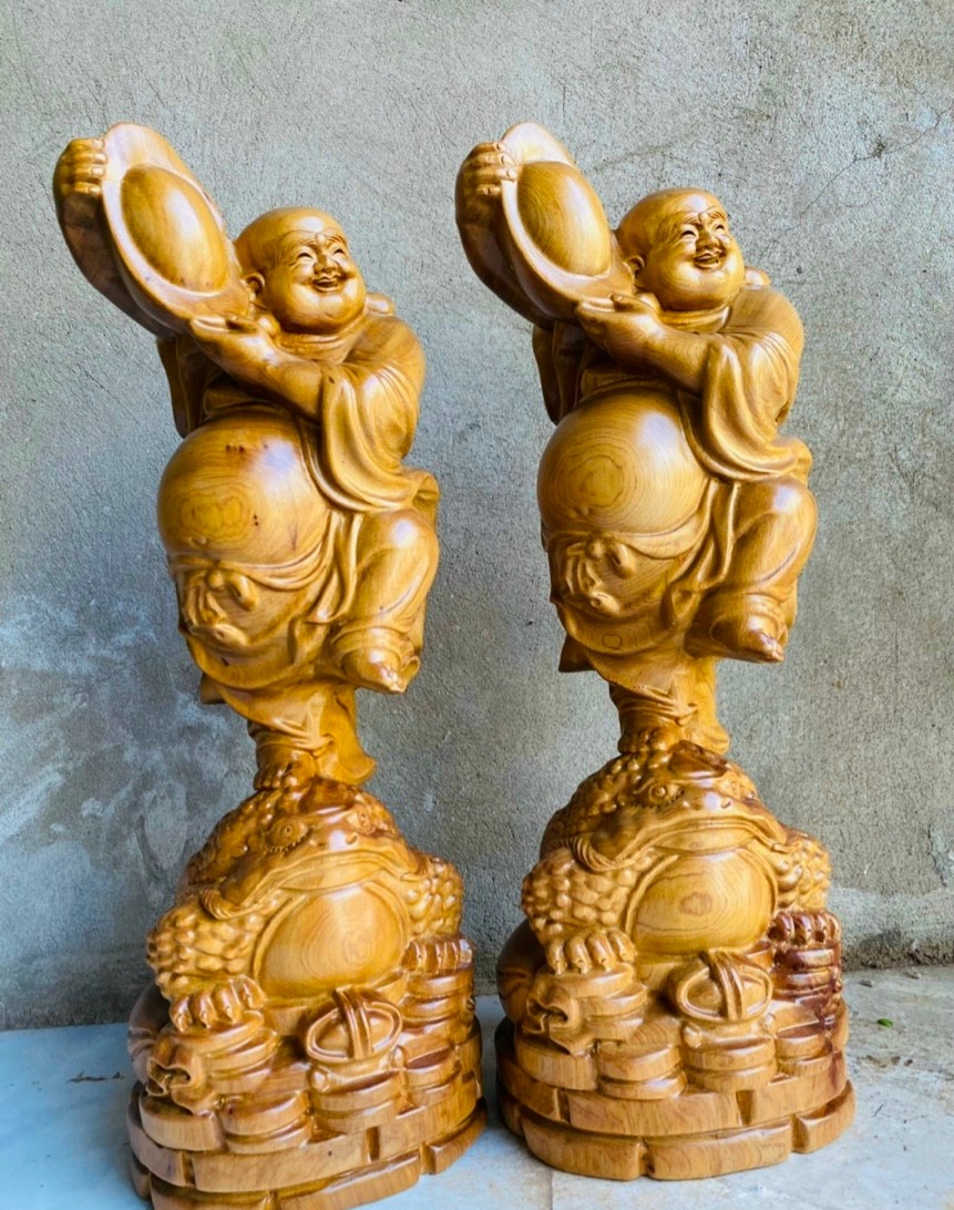 Tượng phật di lặc tay ôm thỏi ,chân trấn cóc  bằng gỗ bách xanh kt cao 40×15×16cm
