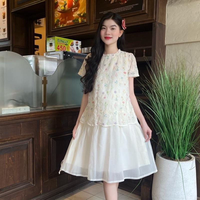 Đầm bầu thêu hoa cổ xếp bèo váy voan liền thân xinh xắn cho mẹ mang bầu và sau sinh - Kem