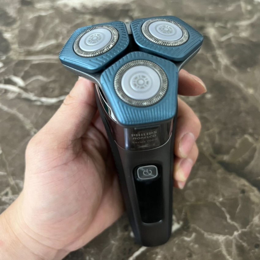 Máy cạo râu khô và ướt thương hiệu Philips Norelco S7788 Series 7000 - Hàng Chính Hãng