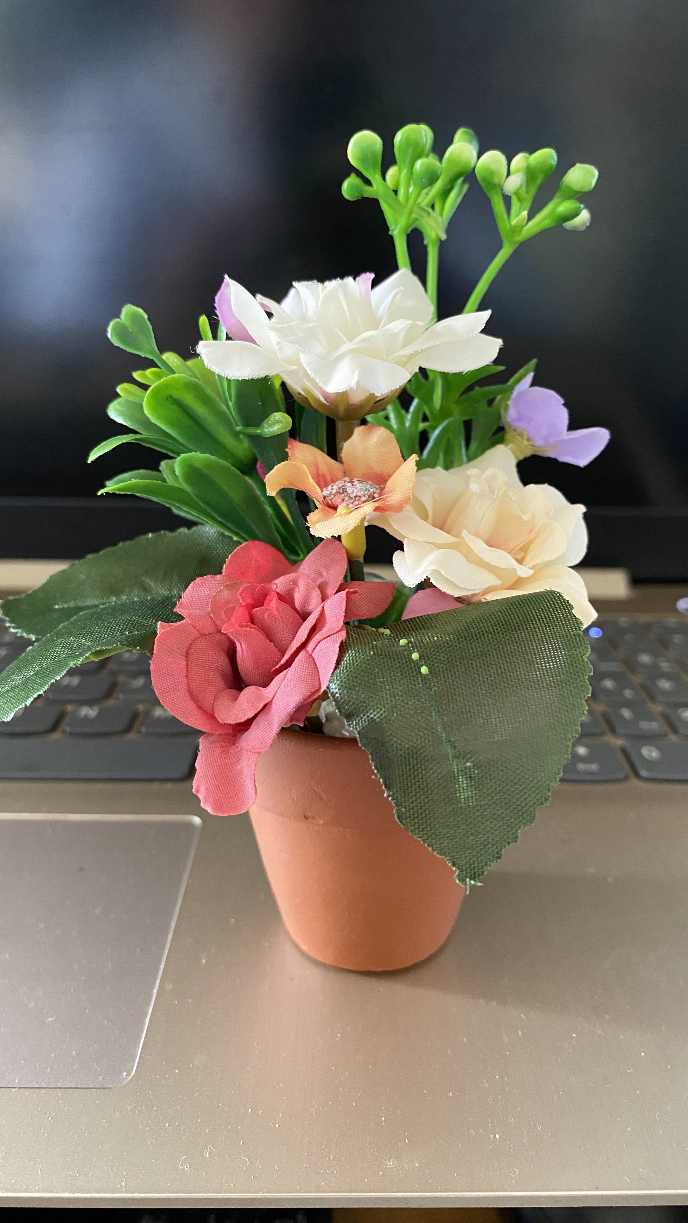 Chậu hoa hồng lụa mini handmade kèm chậu gốm đỏ- 15cm