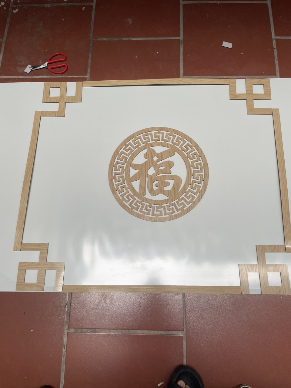 Viền và chữ trang trí bàn thờ