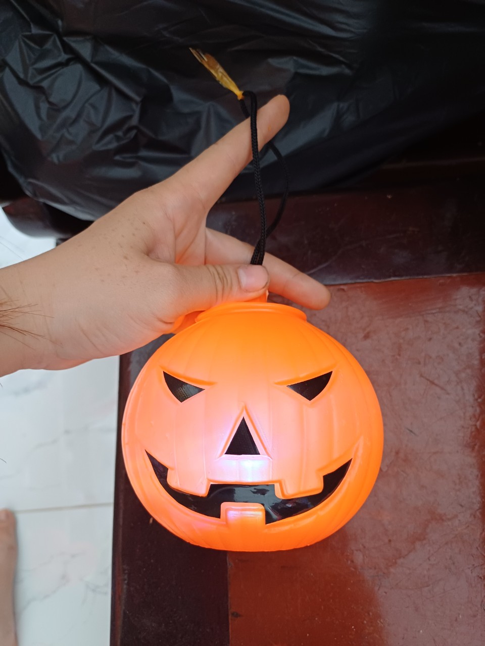 Đồ chơi trái bí halloween có đèn