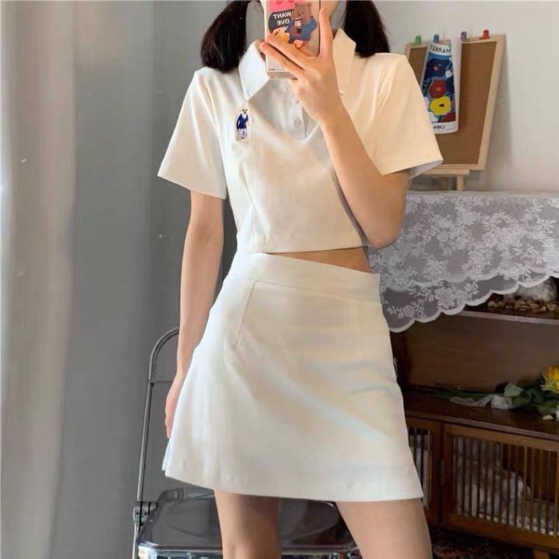 Set áo polo croptop logo gấu mix chân váy xẻ 2021