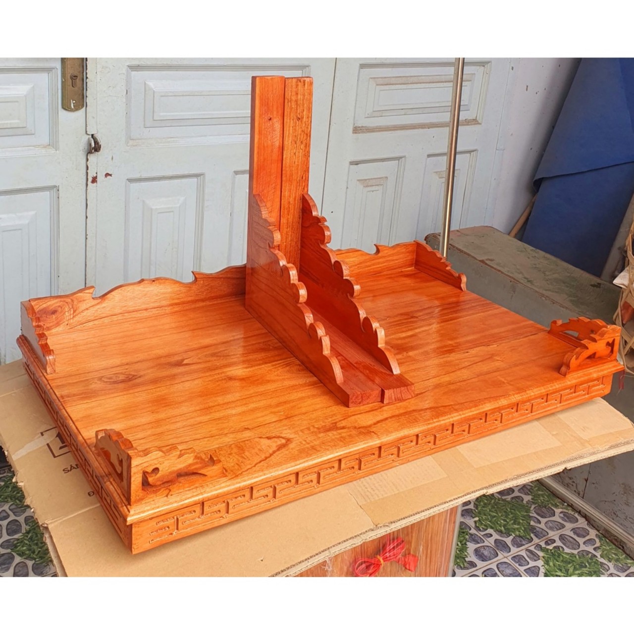 Bàn thờ treo tường gỗ xoan khắc viền màu nâu đỏ ( kèm cặp ke Gỗ ) - nhiều kích cỡ