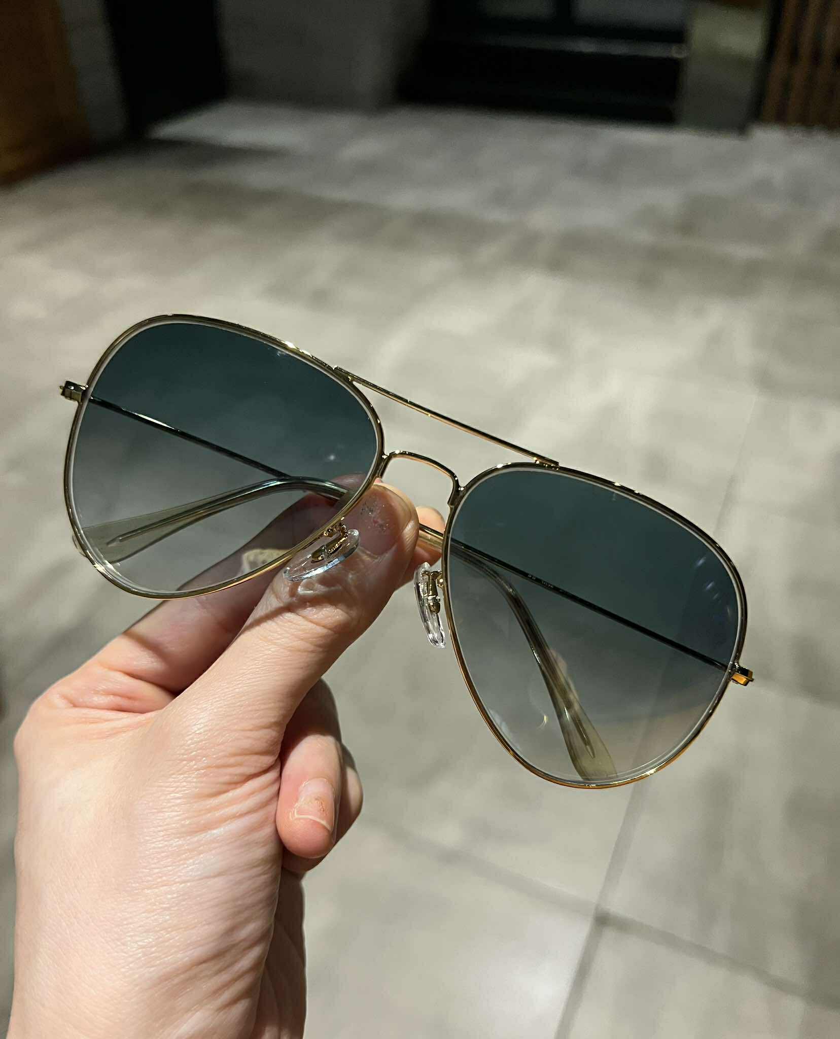 Kính râm màu xanh dáng phi công gọng kim loại