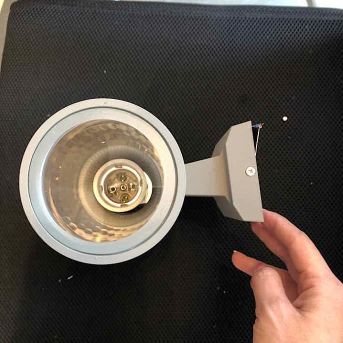 Đèn led gắn tường ngoài trời 2 đầu đui e 27
