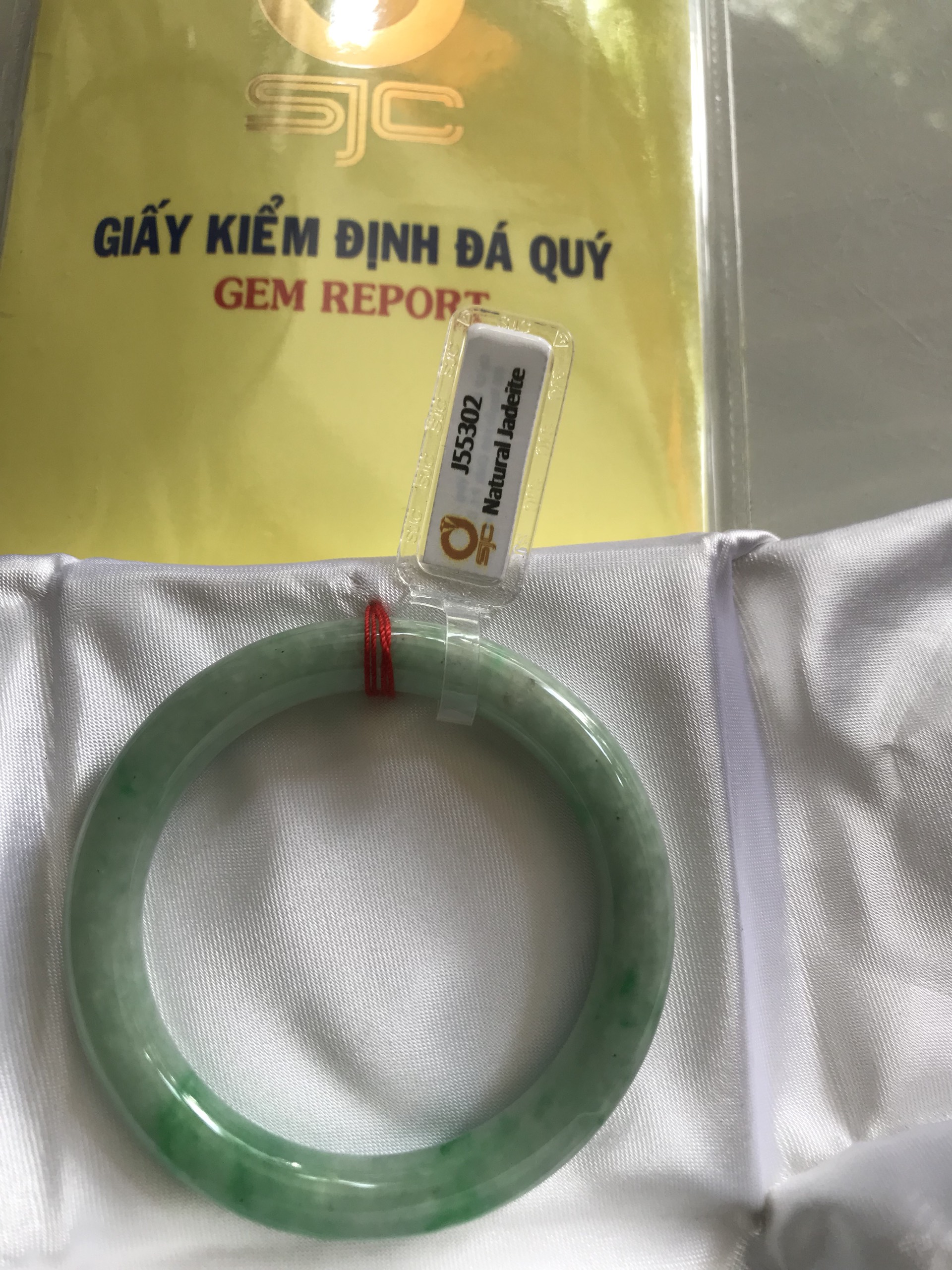 Vòng Cẩm Thạch tự nhiên Kiểm Định Sjc J55302 Xanh Đậu Lý A Sao Sao Sao Vip 49mm x chột 8mm Màu Trắng Xanh Bông đậu vân lý tươi đậm bóng đều đẹp sang nữ 45kg - 49kg đeo Món quà tặng thật sự ý nghĩa dành tặng cho chính bản thân mình, tặng Mẹ , Vợ ý nghĩa ạ