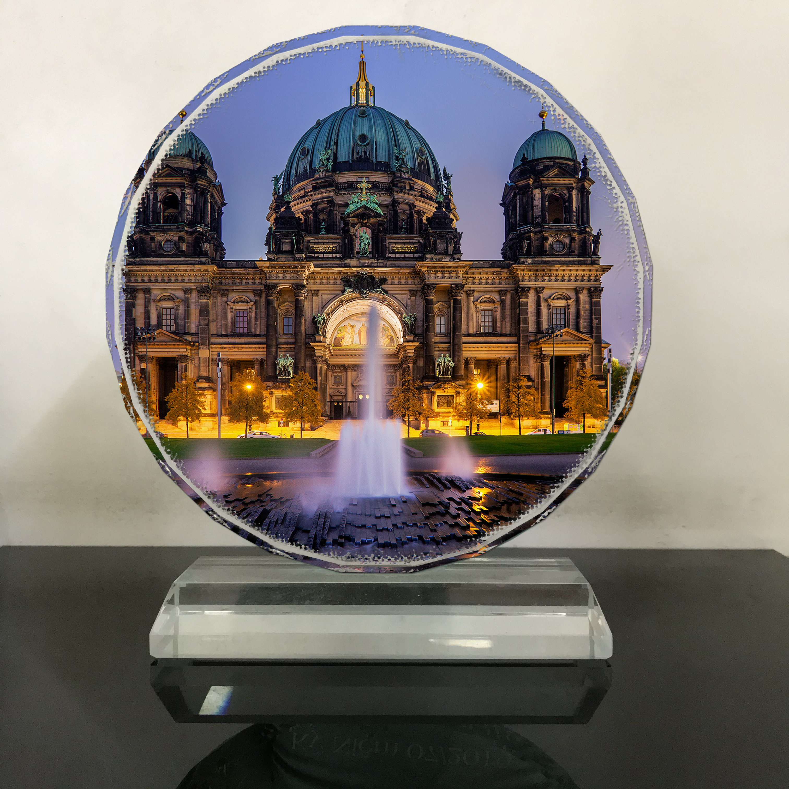 Pha lê tròn vĩnh cửu phi 10 in hình Berlin Cathedral - nhà thờ chính tòa Berlin . Pha lê tròn để bàn trang trí đẹp chủ đề tôn giáo