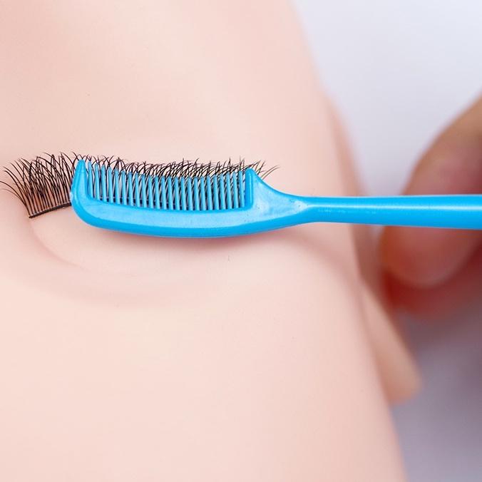 Lược chải mi nối giúp lông mi sạch đẹp sau khi nối hoặc uốn mi. Sản phẩm nhựa thân thiện an toàn có 3 màu