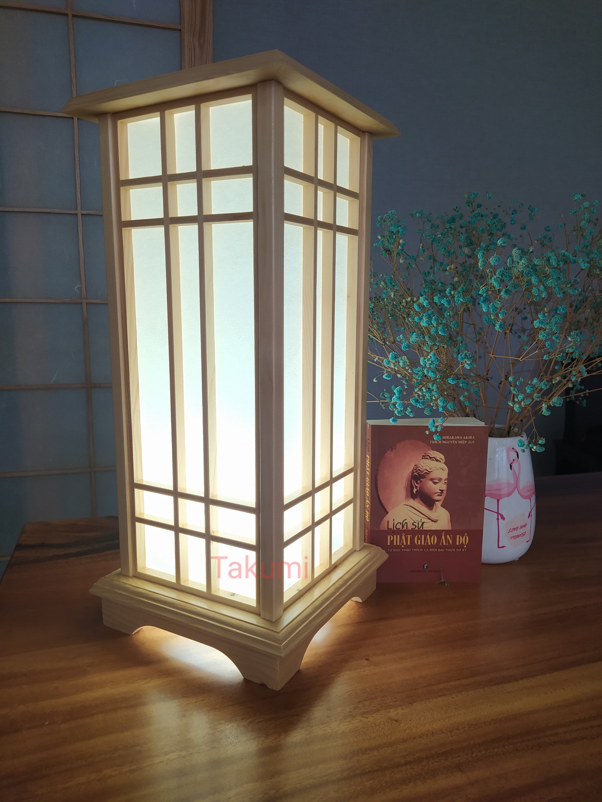 Đèn gỗ để sàn phòng trà Nhật, đèn gỗ phòng thiền, chất liệu gỗ tự nhiên kết hợp tấm Shoji Nhật kt 25*25*55cm, màu vàng sáng gồm đèn léd