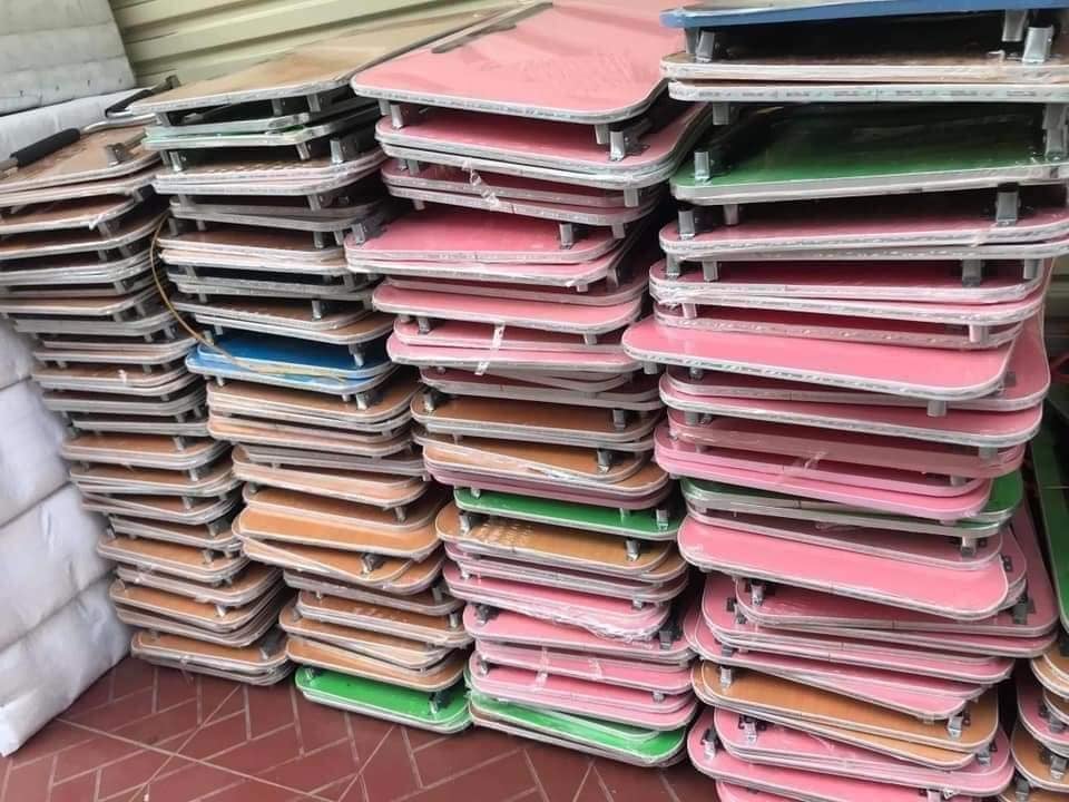 Bàn laptop chân thép sơn tĩnh điện học sinh gấp gọn có khe cắm ipad thông minh- Mix ngẫu nhiên