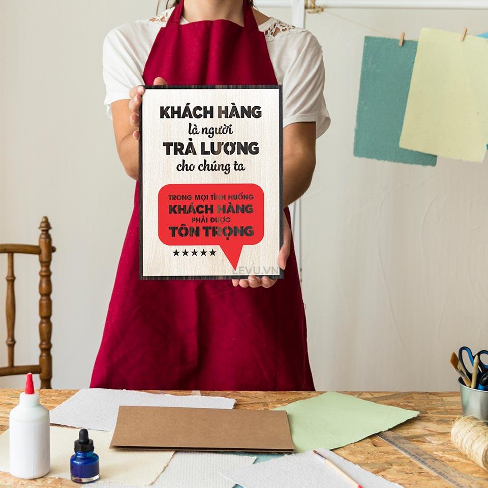Tranh tạo động lực trang trí văn phòng gỗ - Khách hàng là người trả lương cho chúng ta, trong mọi tình huống khách hàng