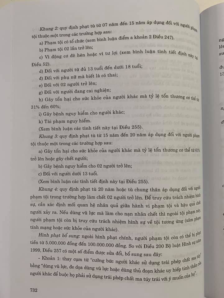 Combo: Bình Luận Khoa Học Bộ Luật Hình Sự Hiện Hành (Sửa Đổi Bổ Sung 2017) và Bộ Luật Hình Sự Hiện Hành (Bộ Luật Năm 2015, Sửa Đổi, Bổ Sung Năm 2017)