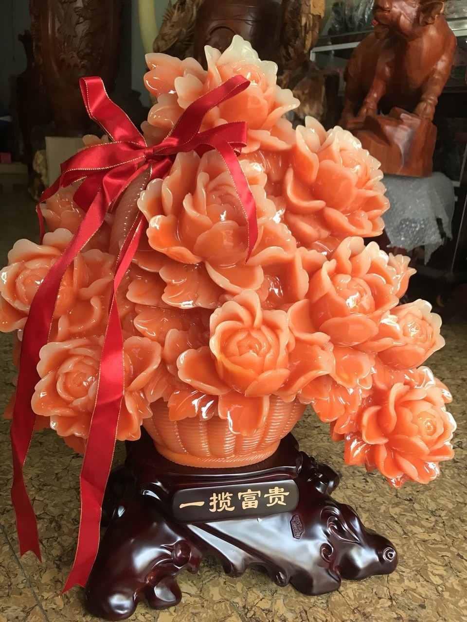 Tượng Bình Hoa Mẫu Đơn Đỏ Cam Mới To Dây Đỏ May Mắn Quá Hoành Tráng Đẹp Lắm Size Cao 55cm Ngang 48cm Sâu 31cm biểu tượng sự Hưng Thịnh , thịnh vượng, phồn vinh, Giàu Sang , Phú Quý, Giàu Sang , Phú Quý trưng phòng khách nhà công công quà tặng ý nghĩa ạ