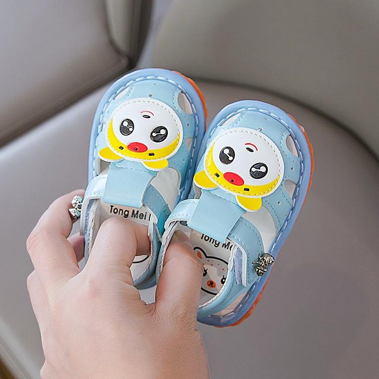 Sandal Tập Đi Cho Bé Trai Bé Gái Phát Tiếng Kêu Đế Mềm Chống Trơn Trượt Phong Cách Hàn Quốc D52