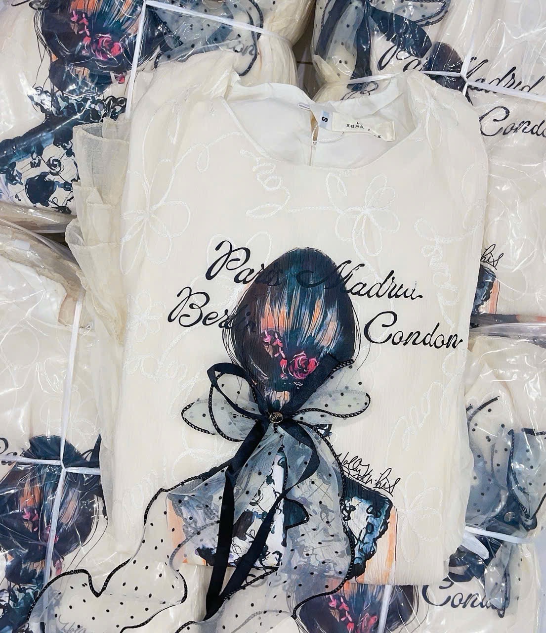 Váy Ren Tơ 2 Lớp In Cô Gái Phối Chân Thô Bèo Tầng Kèm Tag Nơ