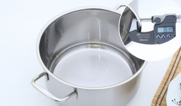 Chất liệu inox 430 cao cấp được sử dụng để làm bộ nồi, an toàn cho sức khỏe người dùng, có độ bền cao, giữ nguyên dưỡng chất có trong thực phẩm, độ dày nồi 0.6 mm.