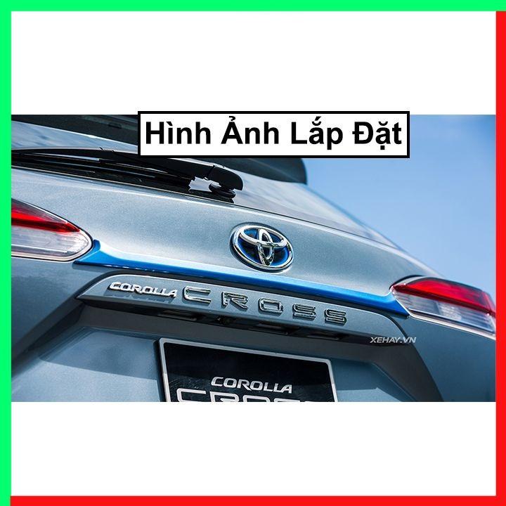Ốp trang trí tay mở cốp sau xe Toyota Cross 2020-2023 mạ crom và màu xanh cao cấp