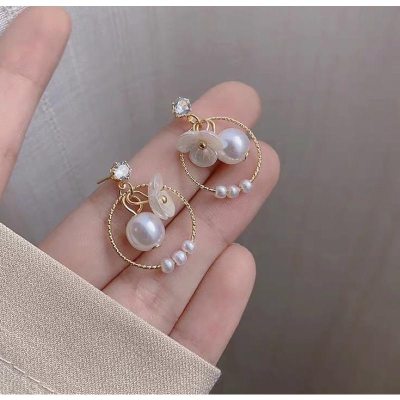 Bông tai khuyên tai nữ tròn kết hoa trắng đẹp cô dâu Ring House