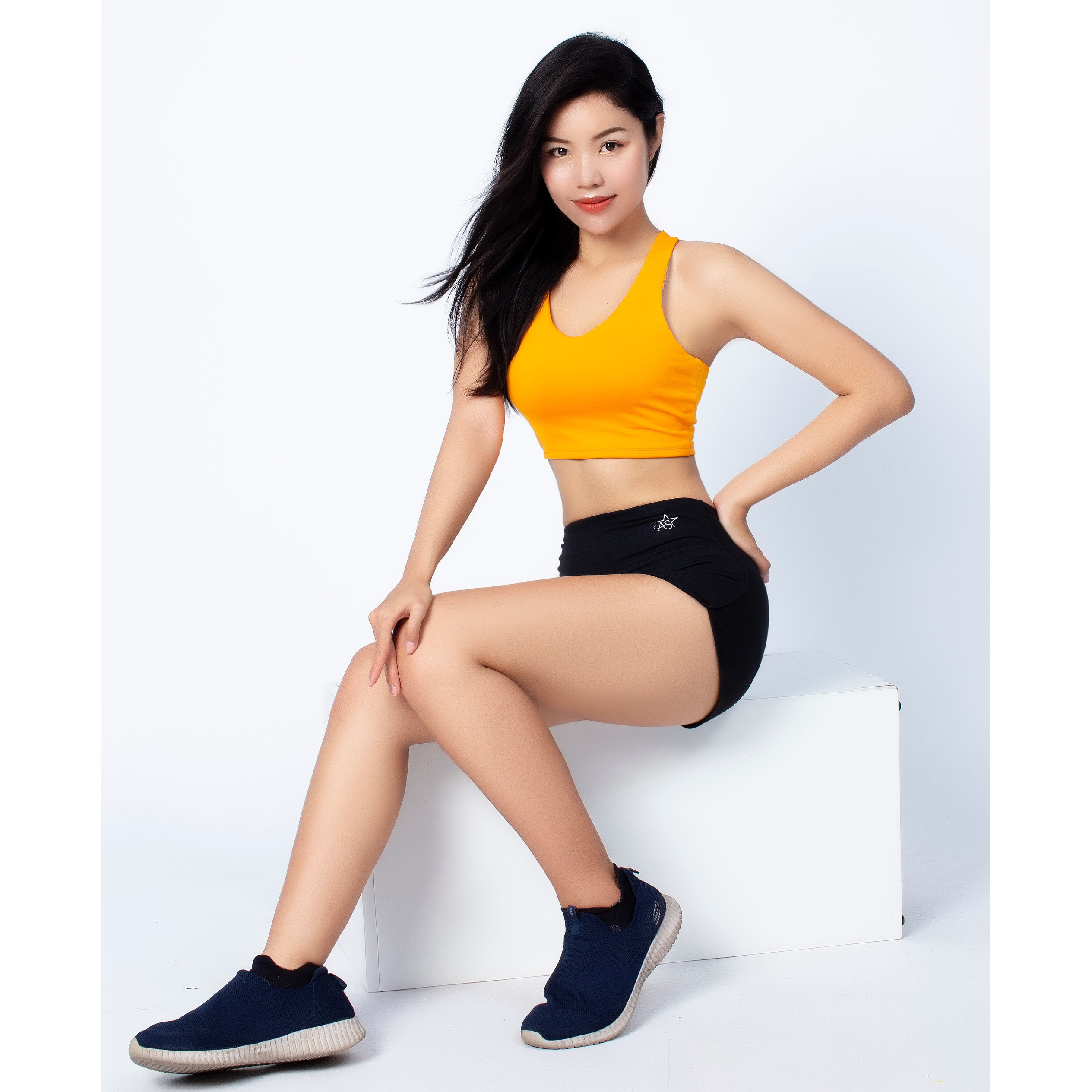 Bộ đồ tập thể thao nữ quần short V áo croptop 3 lỗ cổ tim Vàng - BD1