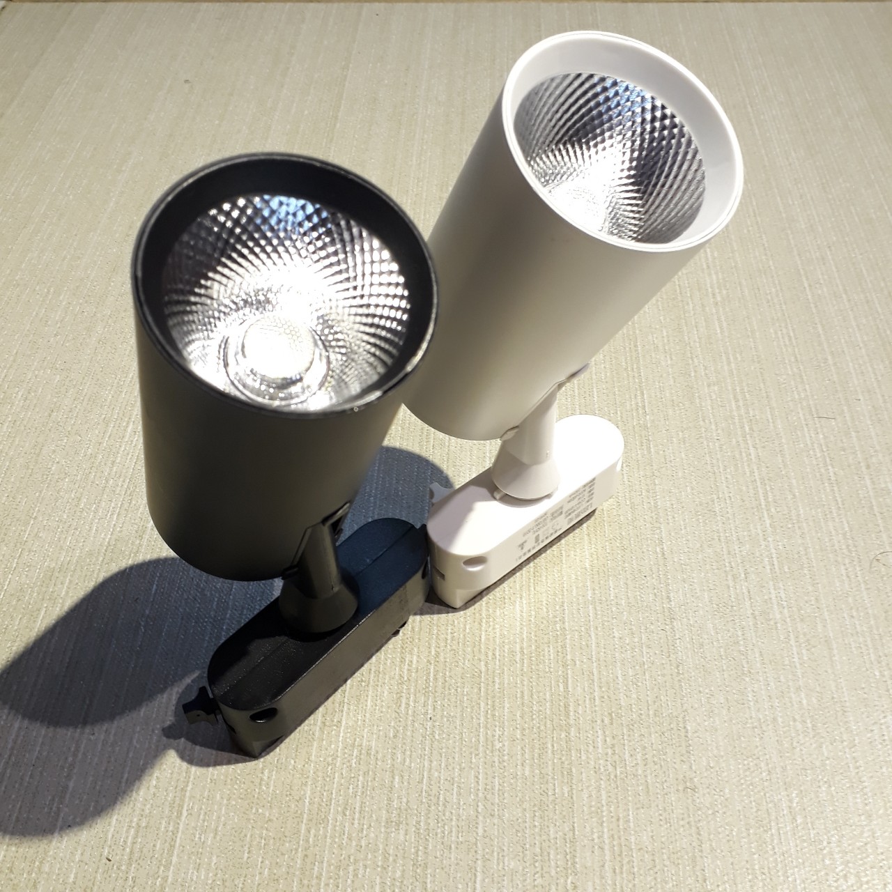 Bộ 2 Đèn Rọi Ray Ống Bơ Led Cob 12W Vỏ Đen Ánh Sáng Vàng