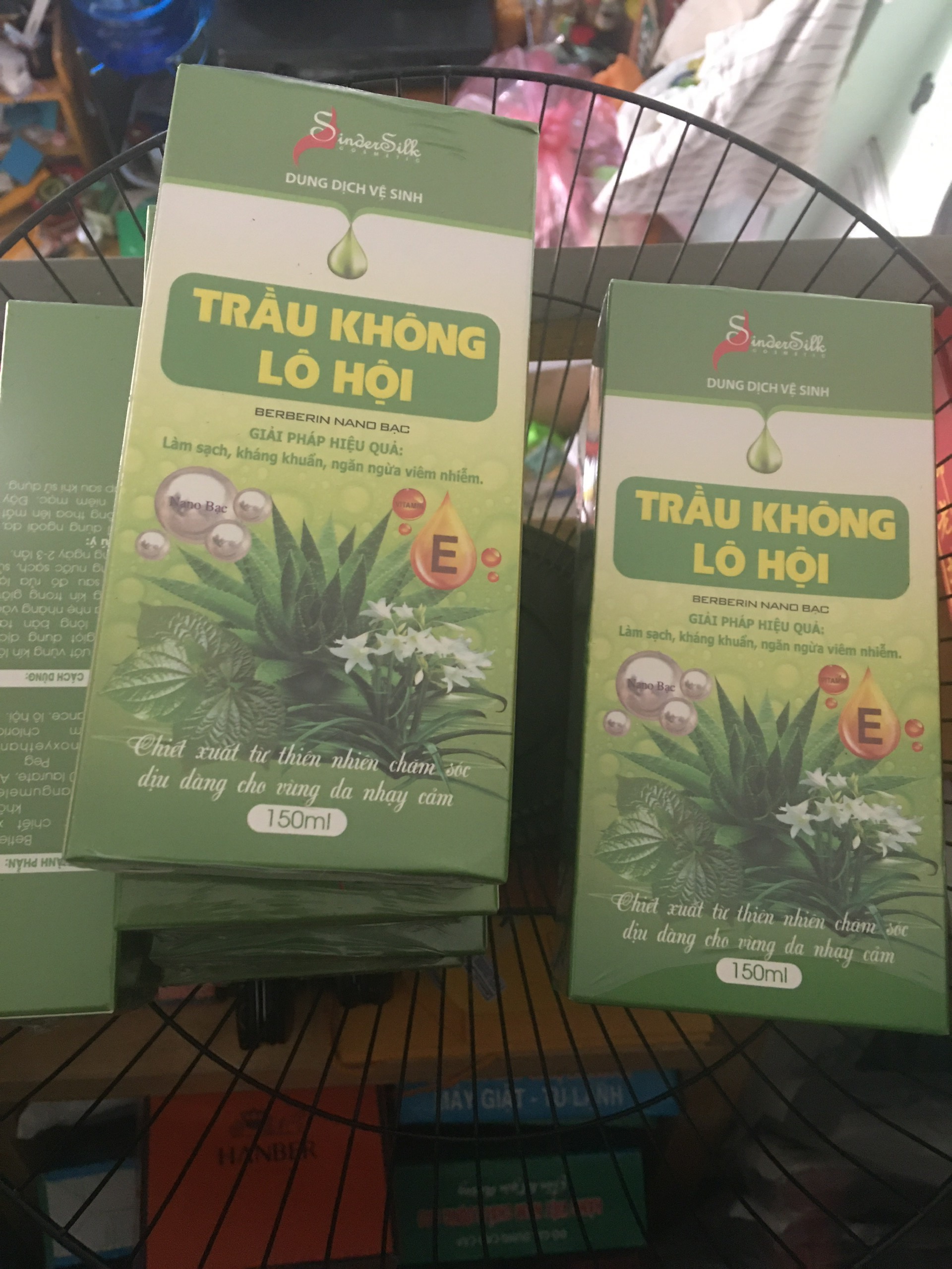 Dung dịch vệ sinh phụ nữ trầu không lô hội chai  150ml ,làm sạch dịu nhẹ ,ổn định độ PH tự nhiên ,mềm mại , ngăn ngừa các bệnh phụ khoa giúp kháng khuẩn ,khử mùi hôi ,góp phần ngăn ngừa vi khuẩn gây viêm nhiễm nấm ngứa