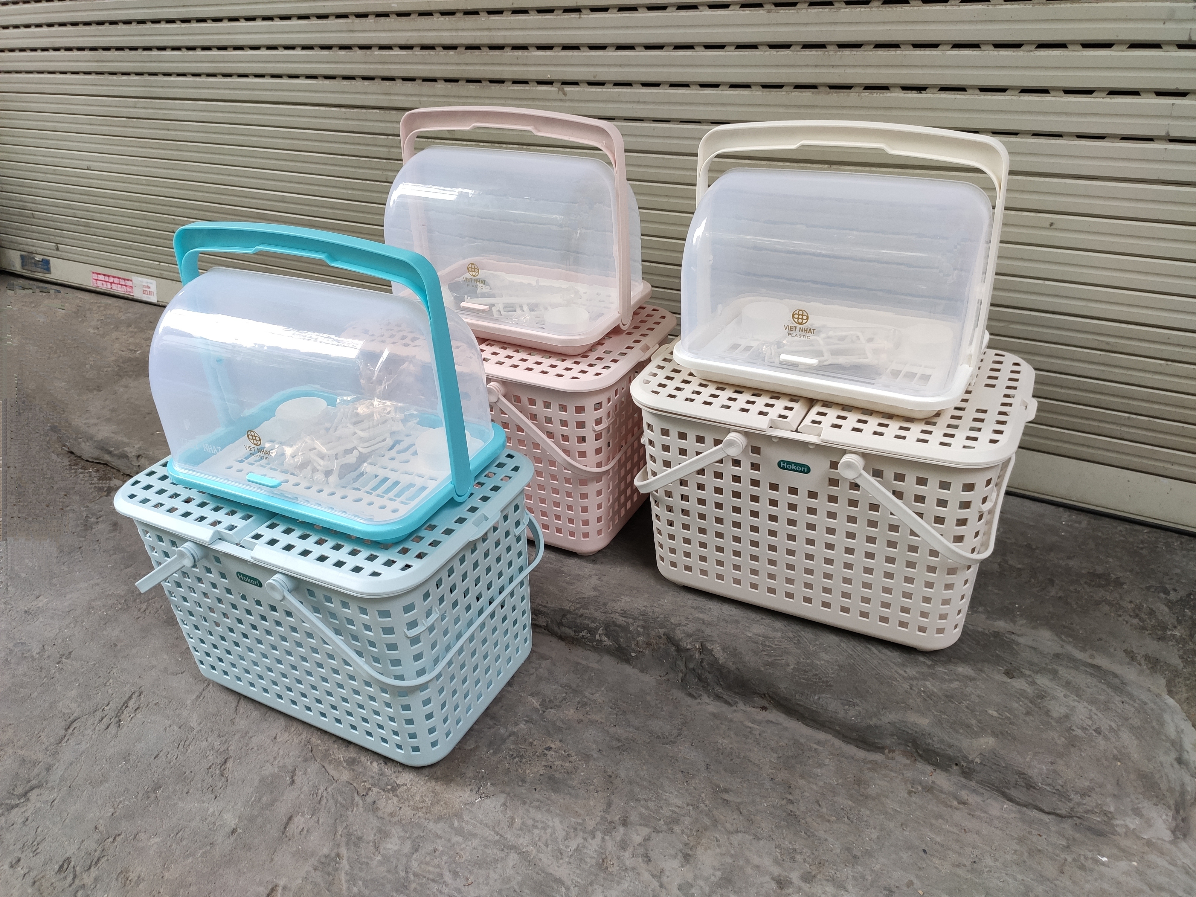 Combo kệ úp bình sữa và Giỏ đựng đồ đi sinh bằng nhựa cao cấp quai giữa có nắp đậy HOKORI - Nhiều Màu