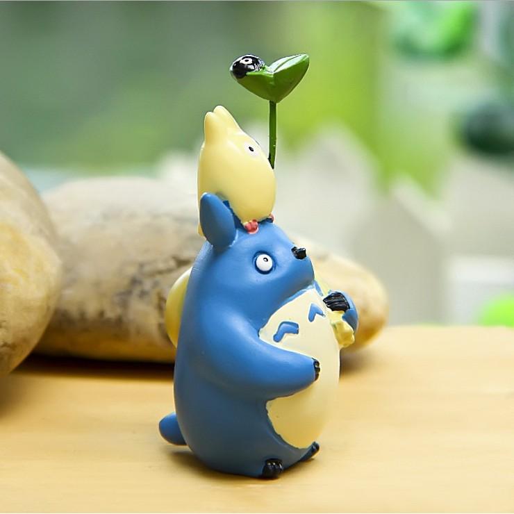 Mô hình Chu Totoro đội Chibi Totoro cầm chiếc lá có Susuwatari (bồ hóng)