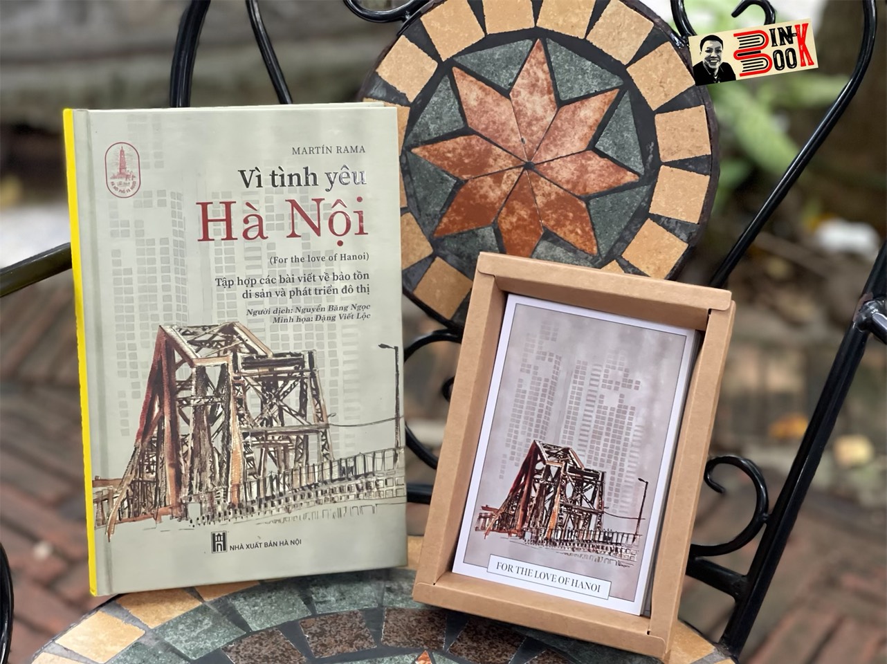 [Chữ ký tác giả, ấn bản đặc biệt bìa cứng in 100c, kèm tranh pop-up, hộp postcard ] VÌ TÌNH YÊU HÀ NỘI - Martín Rama - Người dịch Nguyễn Băng Ngọc - Tri Thức Trẻ Books - NXB Hà Nội.