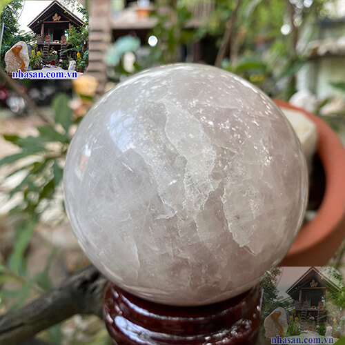 Quả cầu thạch anh hồng tự nhiên phong thủy giúp thúc đẩy vượng khí của ngôi nhà QC971 nặng 1.44kg đường kính 10cm