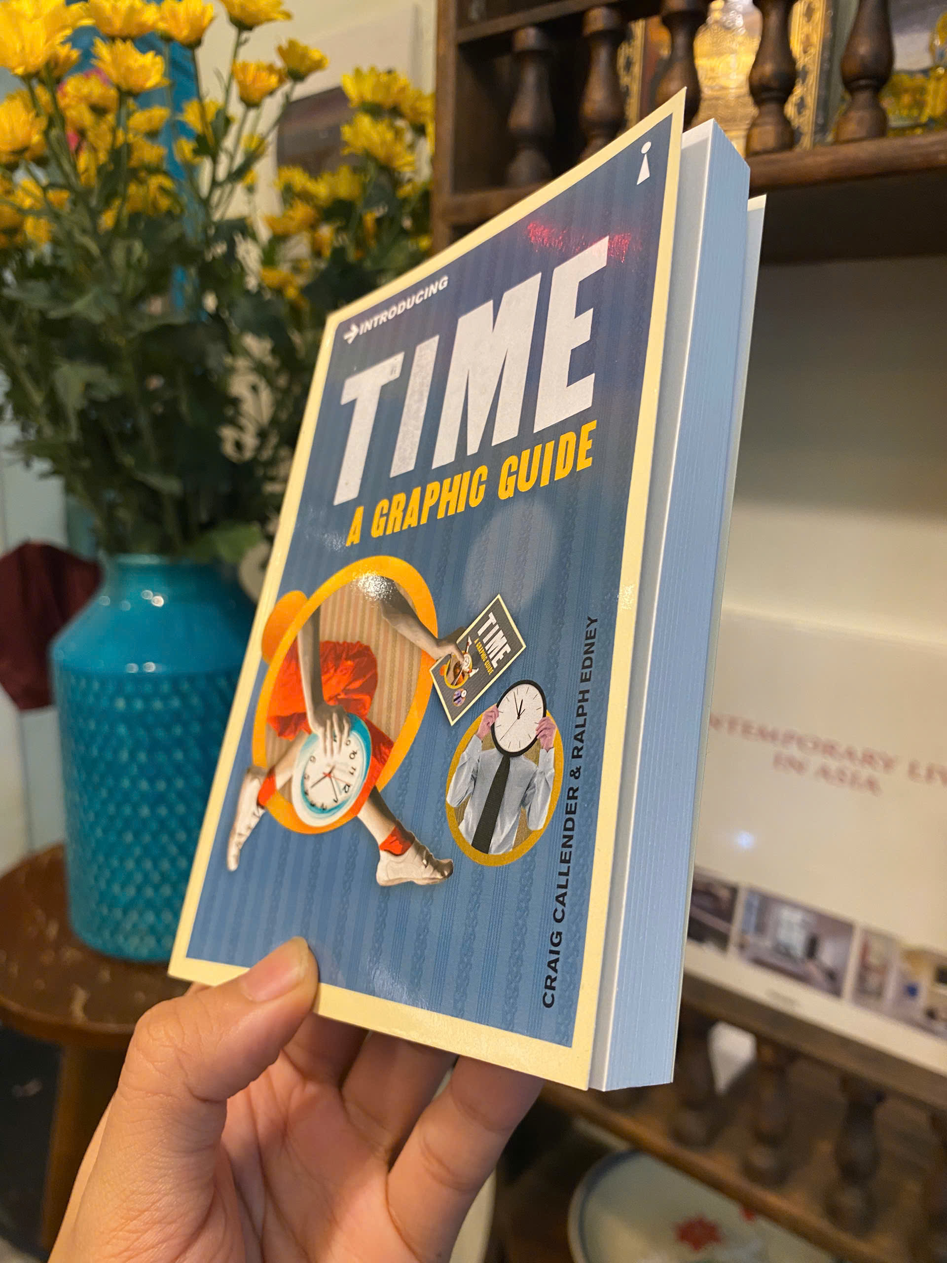 Sách - Introducing Time: A Graphic Guide by Craig Callender | Nonfiction / Ngoại văn Nhập khẩu