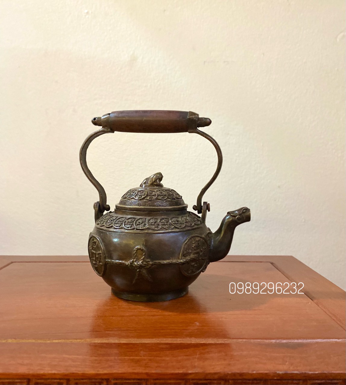 Ấm trà quai gỗ bằng đồng vàng màu giả cổ