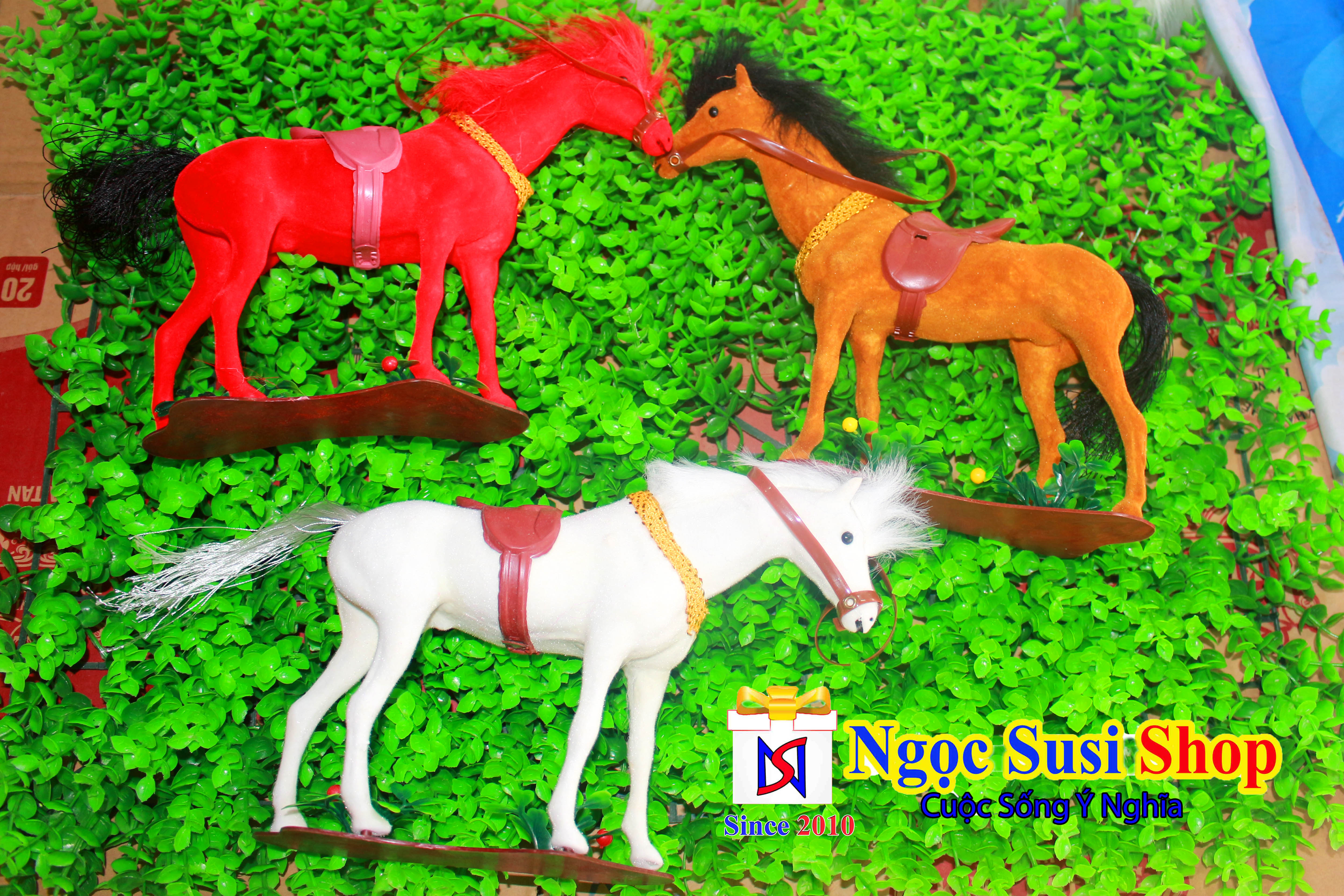 COMBO 2 NGỰA LẮC LƯ ĐỂ TAPLO TRÊN XE HƠI Ô TÔ PHONG THỦY - NGẪU NHIÊN MÀU