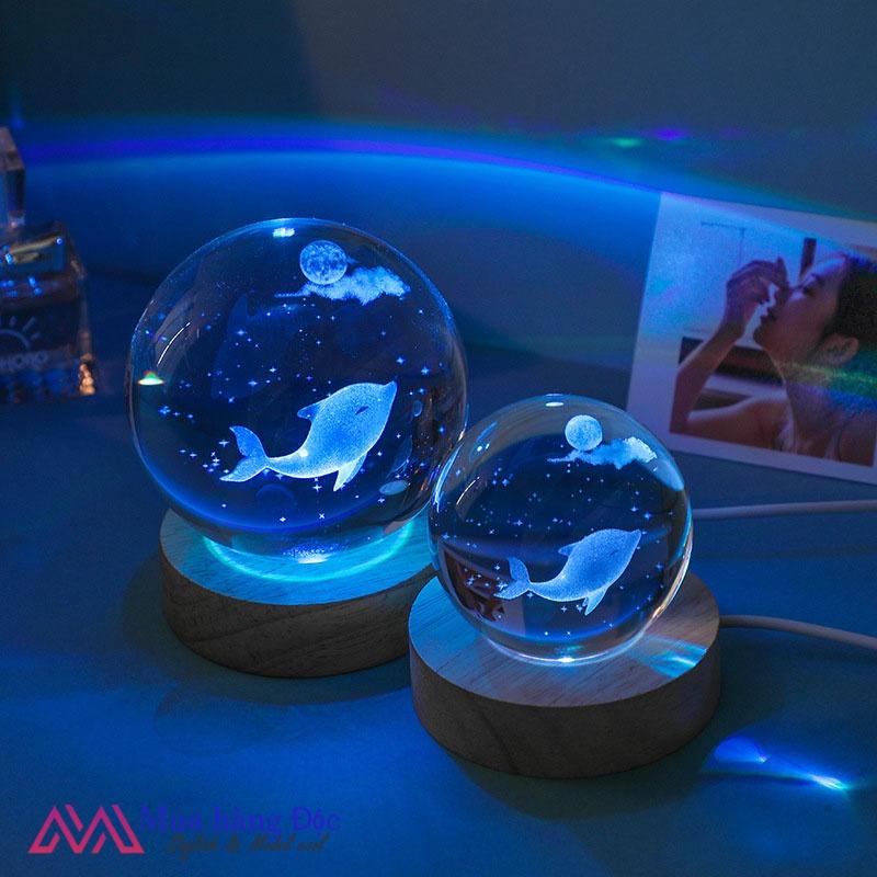 Quà Tặng Độc Đáo Quả cầu pha lê khắc 3d cá heo dưới trăng 6cm
